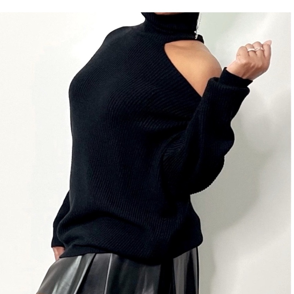 1.4.3. Story by Line Up Black‎ Off-the-Shoulder Sweater